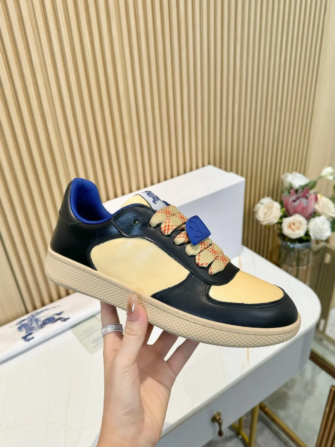 Men's men's shoes 💰560 Burberry's 2024 hot model is released. After three years, the classic plaid returns. It is versatile and decorated with worsted Burberry plaid pattern. Featuring a mesh lining and checkered laces, the rubber sole features the archive Burberry monogram. From Burberry's iconic collection, these wardrobe staples are interpreted with the brand's signature style.   ✅Fabric: classic cotton + silk cowhide ✅Lining: original board lining, silk cowhide lining for feet ✅Outsole: TPU ✅Color: black/apricot ✅Code number: 35-45 for men and women (35, 45 customized)